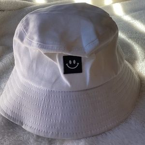 White smile bucket hat